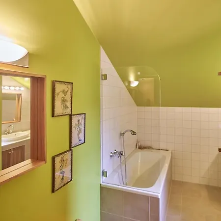 Comfortable And Spacious With Garden In Mondsee Tiefgarben